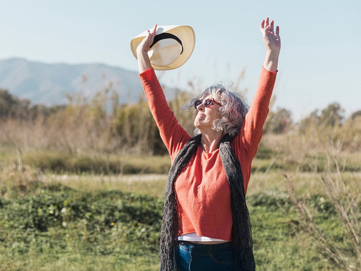 medium-shot-woman-with-sunglasses-hat-expand-1200x900